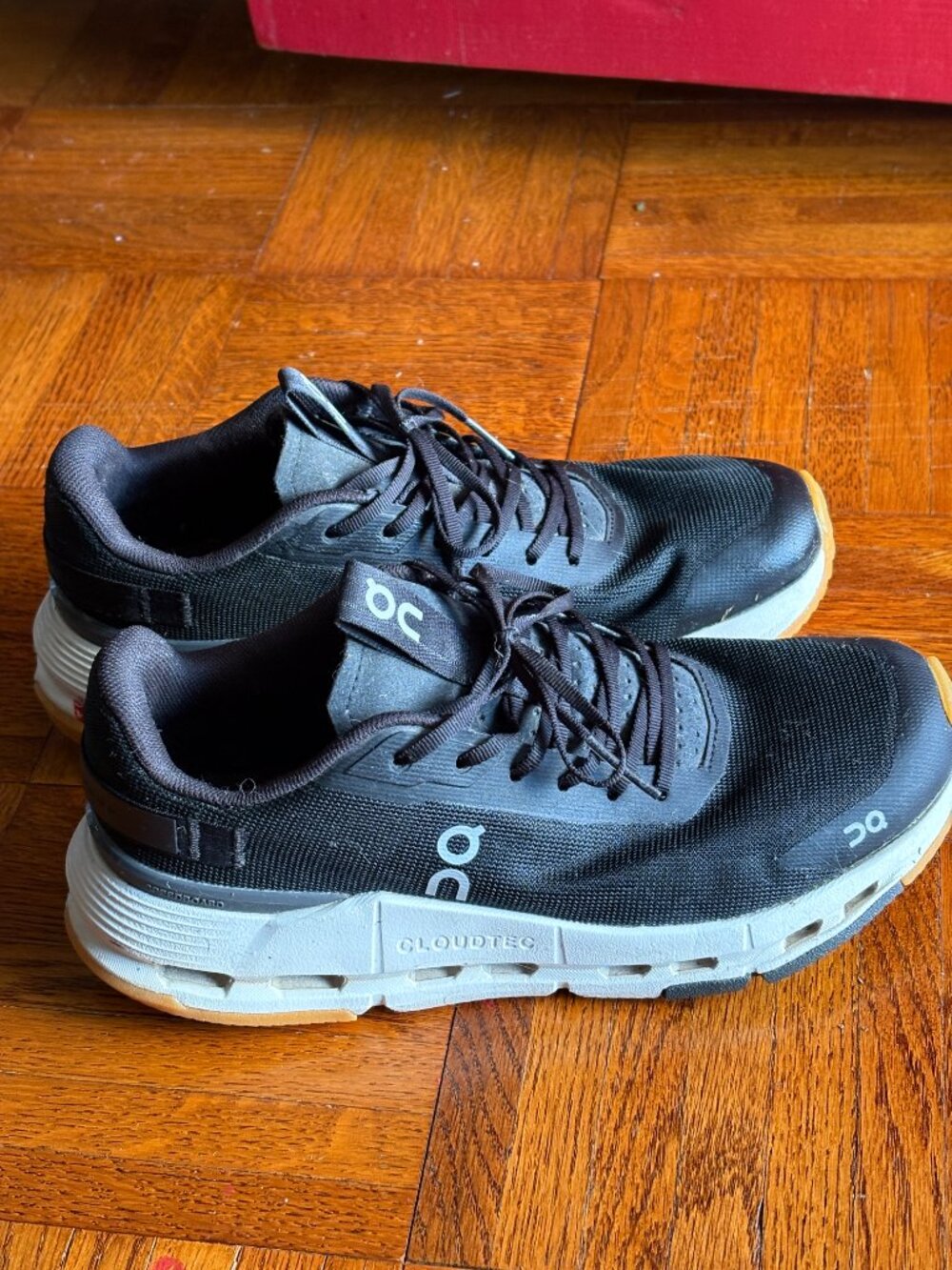 Womens black and white On Clouds Sneakers Size 6.5 Excellent Condition Running